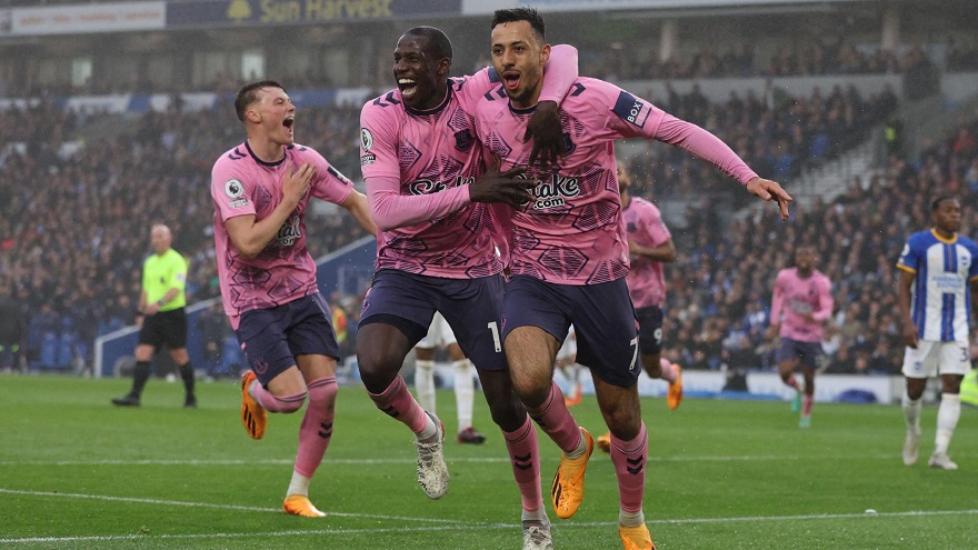 Das rosa Trikot bringt Everton Siegesfreude